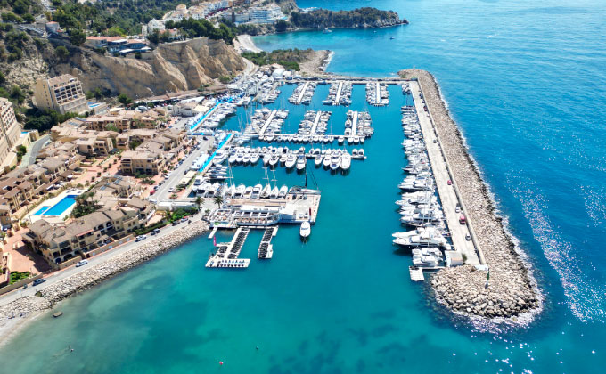 Vista aérea de un puerto deportivo con gran cantidad de barcos amarrados