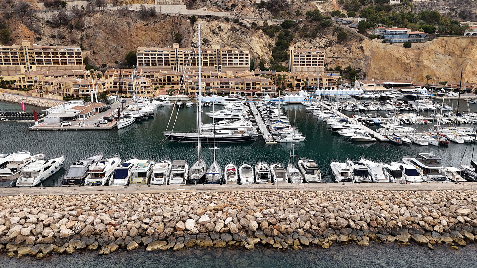 Puerto deportivo con gran cantidad de embarcaciones de recreo de muchos tipos