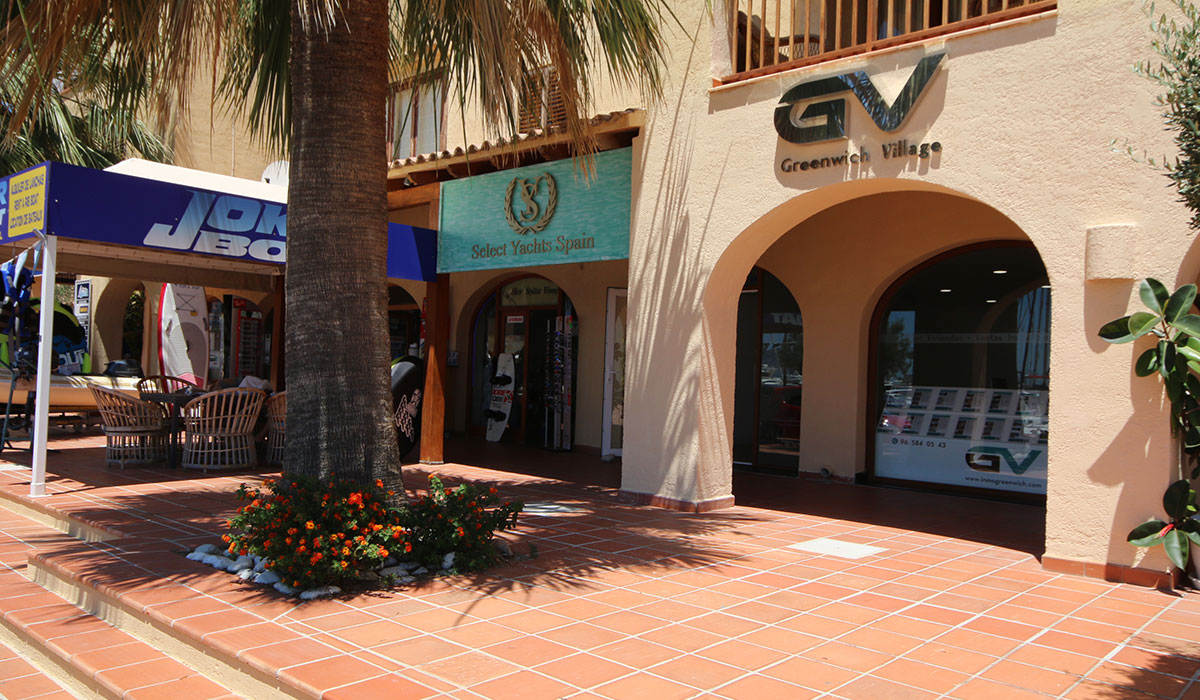 Fachada de varios locales comerciales en la planta de un edificio