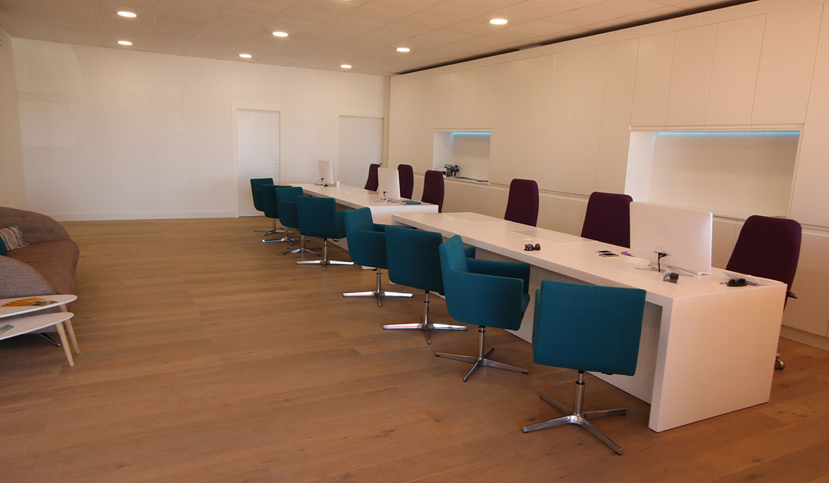 Sala con una mesa de reuniones larga con muchas sillas