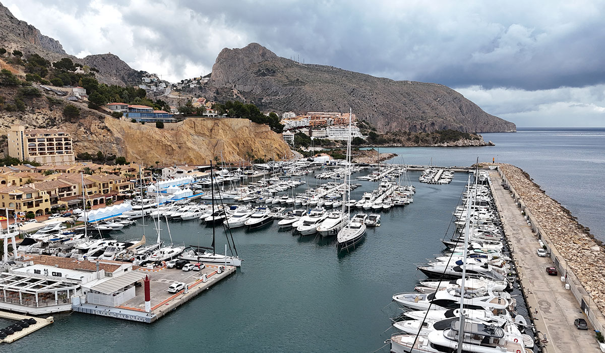 Puerto deportivo con gran cantidad de embarcaciones de recreo de muchos tipos