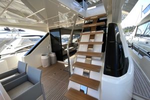 10 Ferretti 720 Flybridge Yacht