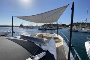 11 Ferretti 720 Flybridge Yacht