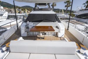 13 Ferretti 720 Flybridge Yacht