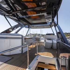 14 Ferretti 720 Flybridge Yacht