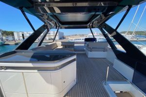 16 Ferretti 720 Flybridge Yacht