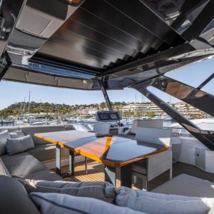 18 Ferretti 720 Flybridge Yacht