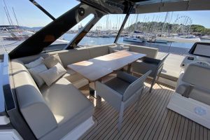 19 Ferretti 720 Flybridge Yacht