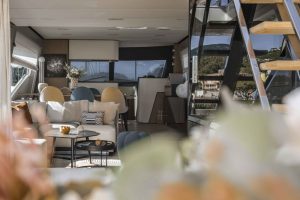 21 Ferretti 720 Flybridge Yacht