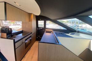 27 Ferretti 720 Flybridge Yacht