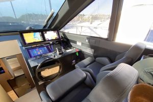 29 Ferretti 720 Flybridge Yacht