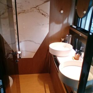 34 Ferretti 720 Flybridge Yacht