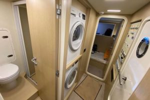 40 Ferretti 720 Flybridge Yacht