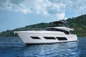 7 Ferretti 720 Flybridge Yacht