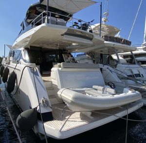 8 Ferretti 720 Flybridge Yacht