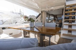 9 Ferretti 720 Flybridge Yacht